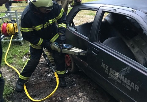 C9ED6106-F5F8-40A5-8F3F-834A0A2D759E